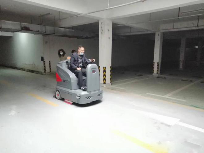 云浮小区物业保洁不用人力改用驾驶式洗地机了